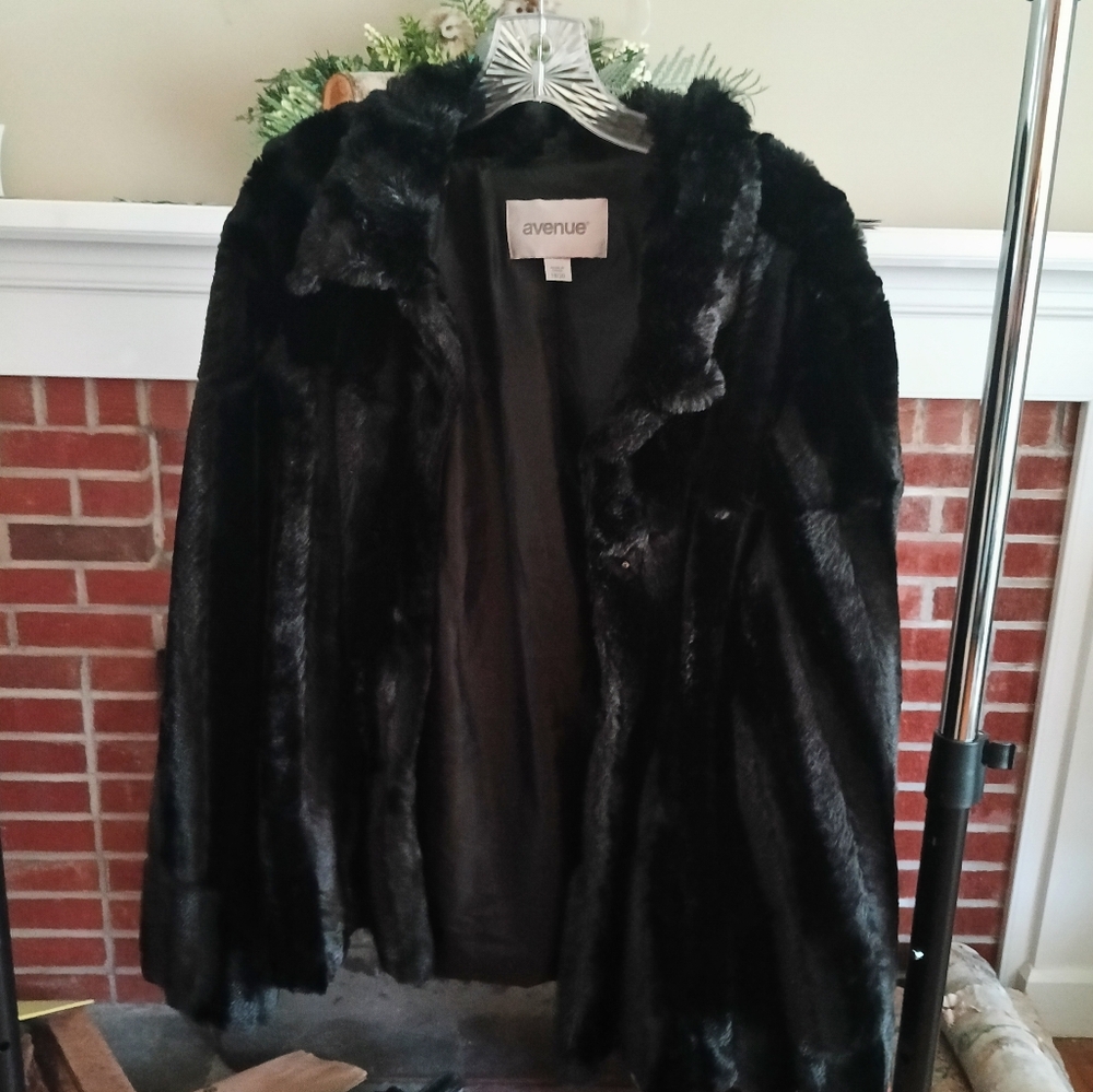 Avenue Elegant Black Faux Fur Jacket